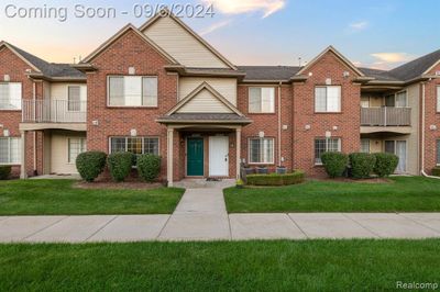 45543 Hidden View Court, Condo with 2 bedrooms, 2 bathrooms and null parking in Utica MI | Image 1