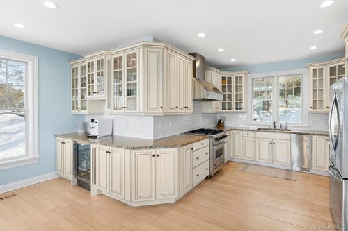 11 Bay View Dr, Hampton Bays, NY, 11946-2735 | Card Image