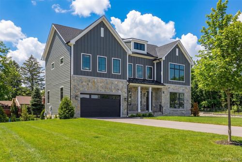 9 Sequoia Cir, Manhasset, NY, 11030-4043 | Card Image