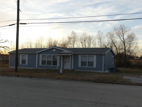 422 Hutchinson St, Bowie, TX, 76230-5804 | Card Image