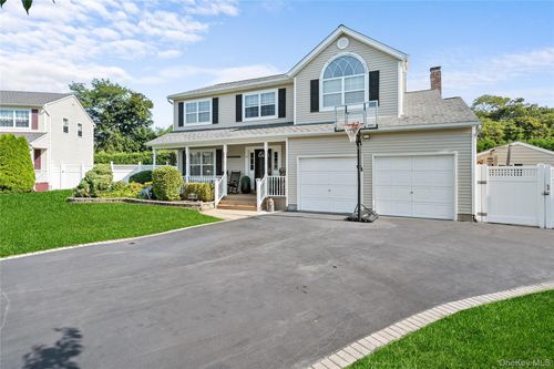 10 Carousel Ct, East Islip, NY, 11730-2024 | Card Image