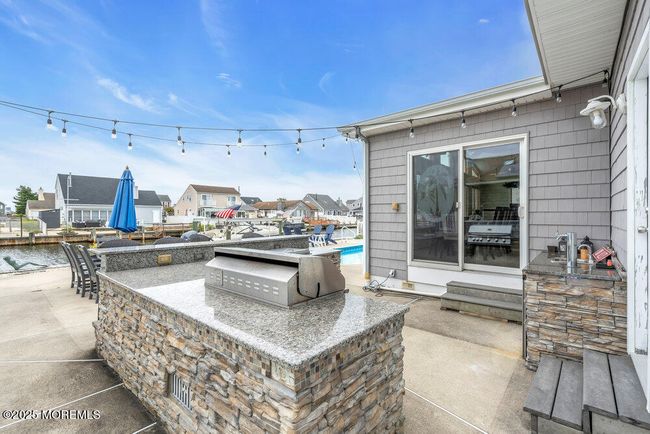 Outdoor kitchen/bar area | Image 40