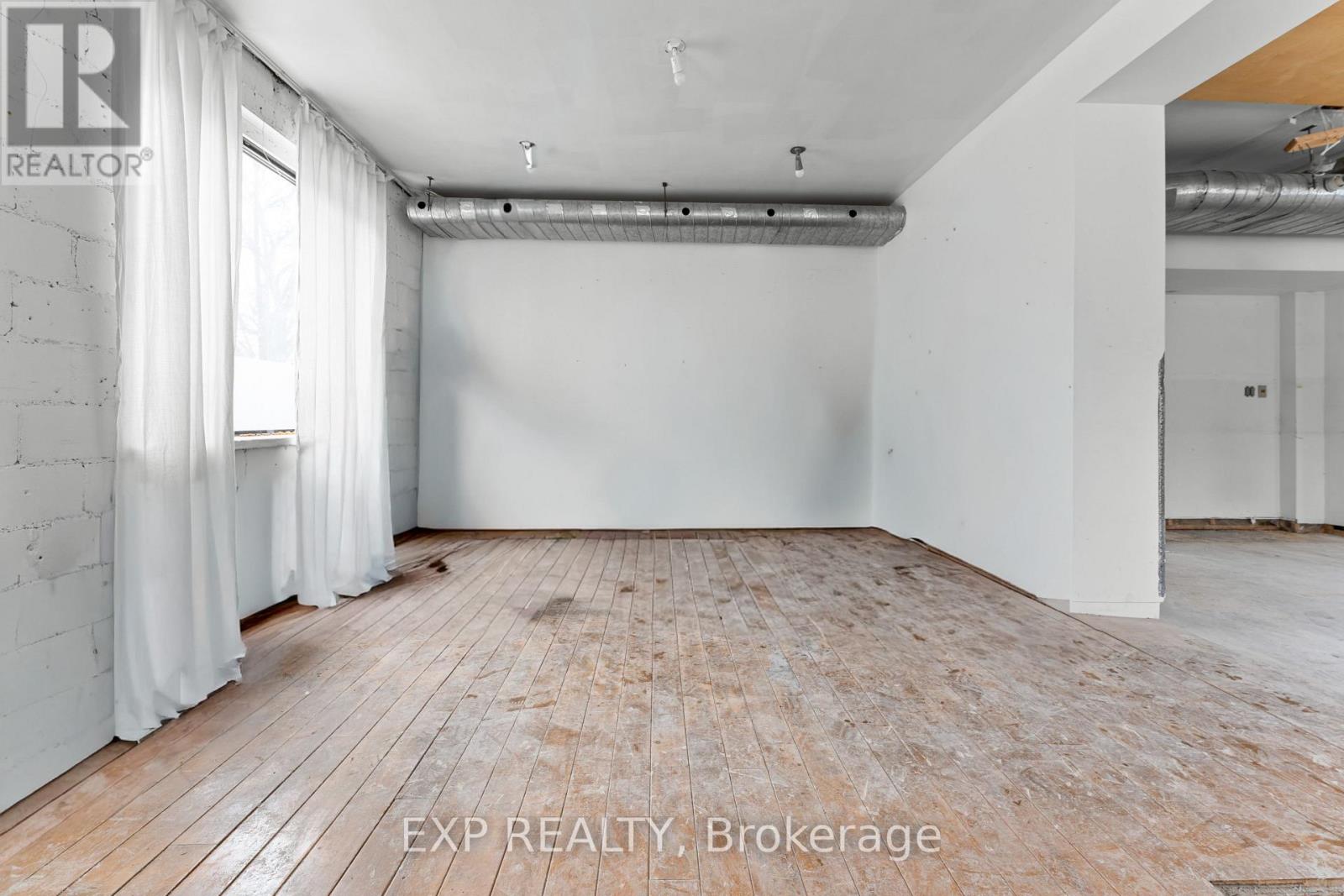 Commercial Lease in Toronto (Greenwood-Coxwell) 5