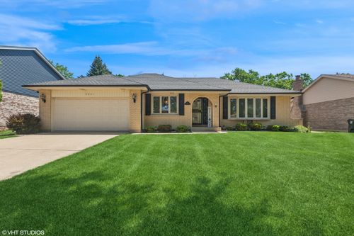 8261 Meadowwood Ave, Woodridge, IL, 60517-7720 | Card Image