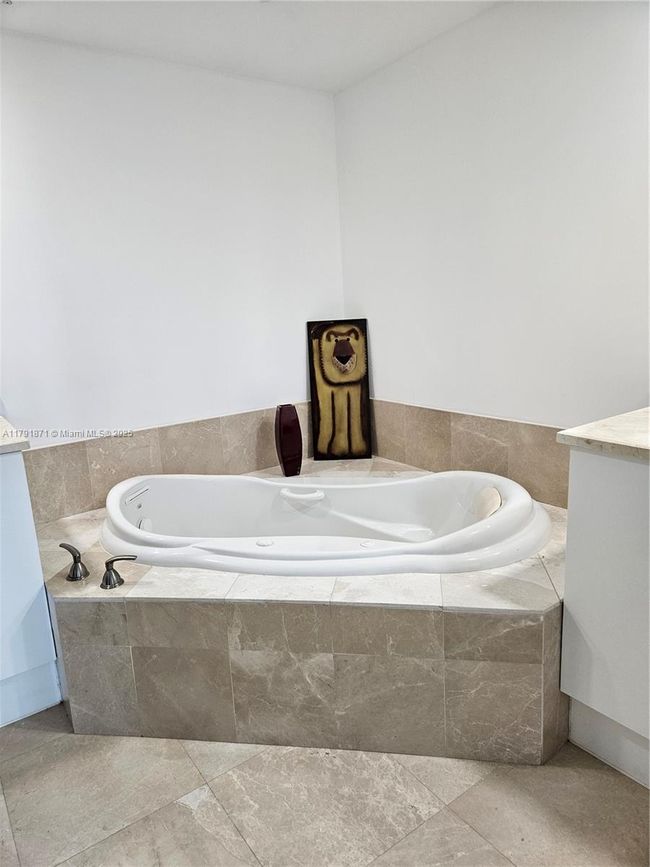 APT-2202 - 15051 Royal Oaks Ln, Condo with 2 bedrooms, 3 bathrooms and null parking in North Miami FL | Image 15