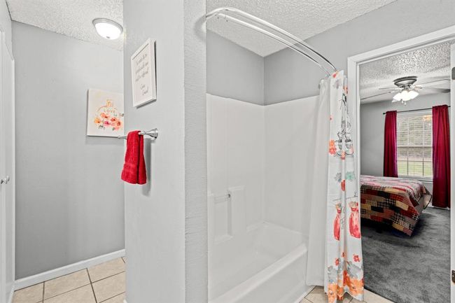Shower and bath combo that adjoins to bedroom #2. | Image 14