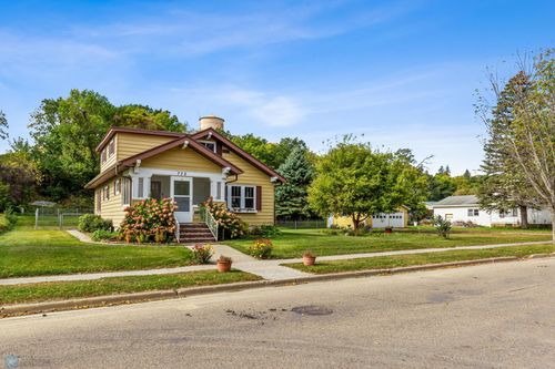 732 Center St, Enderlin, ND, 58027-1341 | Card Image