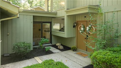 624 Russet Woods Ln, Aurora, OH, 44202-6810 | Card Image