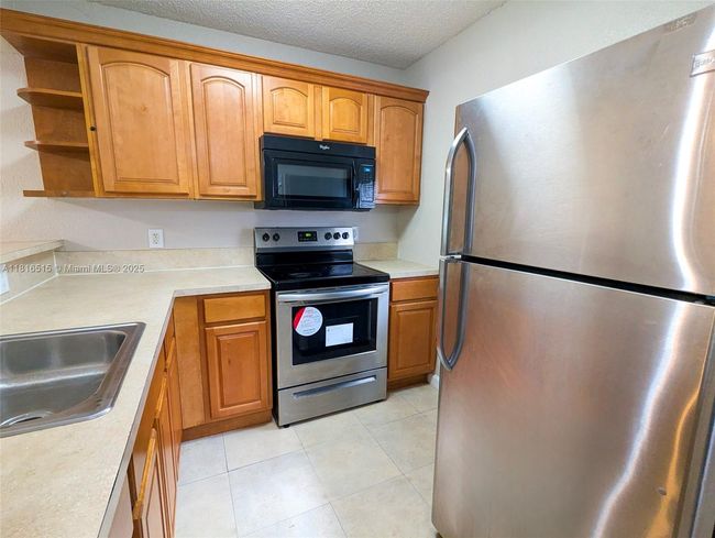 APT-105 - 8540 N Sherman Cir, Condo with 2 bedrooms, 1 bathrooms and null parking in Miramar FL | Image 4