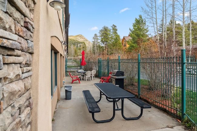 Outdoor patio and bbq. | Image 14