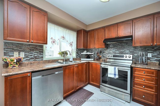 39 Decker Hollow Cir, House attached with 3 bedrooms, 6 bathrooms and 2 parking in Brampton ON | Image 8