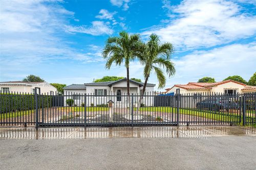 941 Nw 40th Ave, Miami, FL, 33126-3627 | Card Image