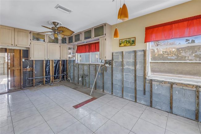 Kitchen and breakfast area. | Image 12