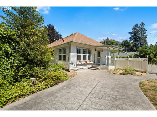 817 W Old Melrose Rd, Roseburg, OR, 97471-9242 | Card Image