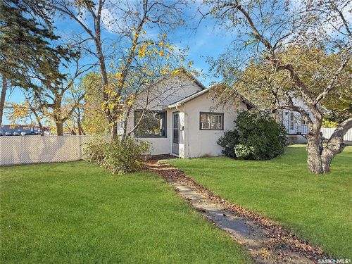 206 6th Ave Nw, Swift Current, SK, S9H0X8 | Card Image