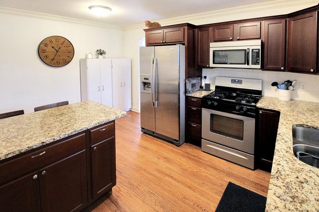 Granite counter tops and stainless steel appliances | Image 4