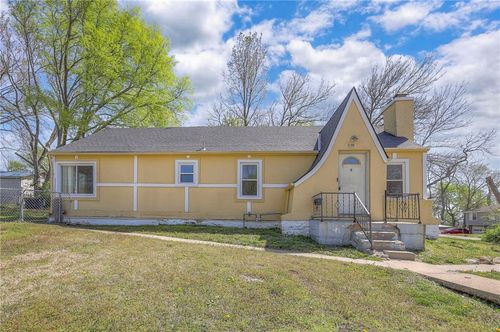 8345 Campbell St, Kansas City, MO, 64131-2250 | Card Image