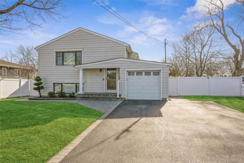 2 Udalia Rd, West Islip, NY, 11795-3909 | Card Image