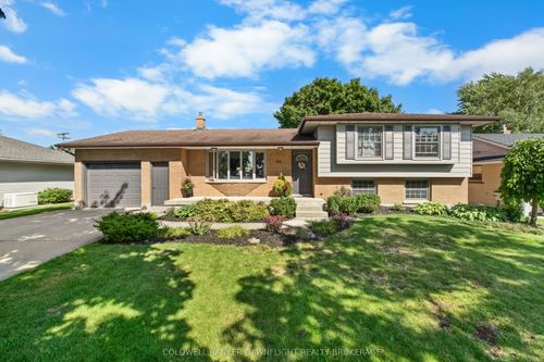 56 Hillcrest Dr, Exeter, ON, N0M1S3 | Card Image