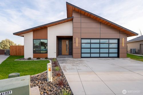 554 Sparrow Ln, Moses Lake, WA, 98837-8648 | Card Image