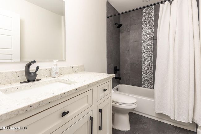 Guest Bath (upstairs) | Image 25