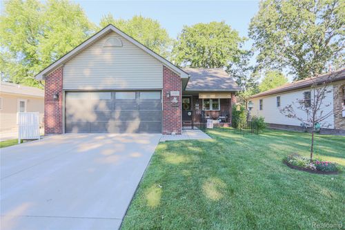 39567 Macomber St, Harrison Township, MI, 48045-1867 | Card Image