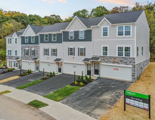 212c-2004 Canterbury Dr, Imperial, PA, 15126 | Card Image