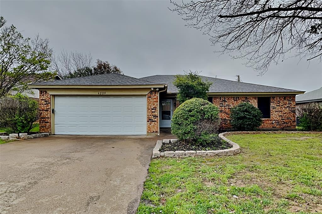 Hott Springs Dr, Arlington, TX 76001