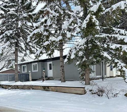 259 Manora Crescent Ne, Home with 3 bedrooms, 2 bathrooms and 2 parking in Calgary AB | Card Image