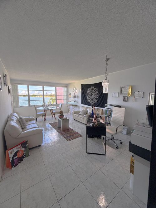 612-18555 Ne 14th Avenue, Miami, FL, 33179 | Card Image