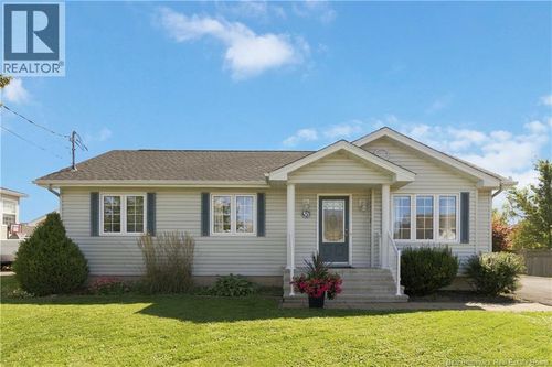 56 Cyril St, House with 3 bedrooms, 1 bathrooms and null parking in Dieppe NB | Card Image