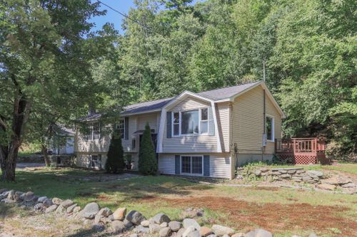 267 Meadow Road, New Boston, NH, 03070 | Card Image