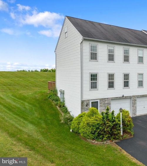 1060 Hearthridge Ln, York, PA, 17404-7820 | Card Image