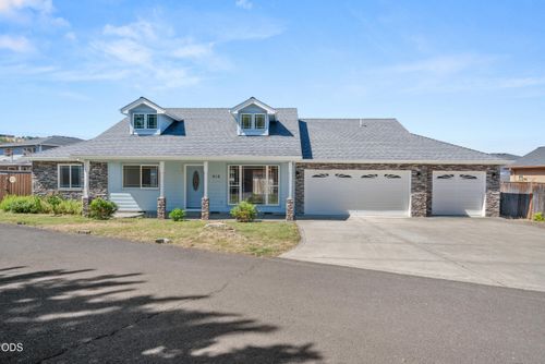416 Leandra Ln, Eagle Point, OR, 97524-6616 | Card Image
