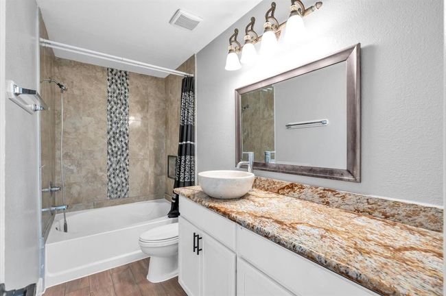 Soaking bath in master bathroom | Image 18