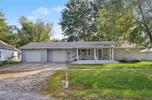 627 Maple St, Wellsville, KS, 66092-8827 | Card Image