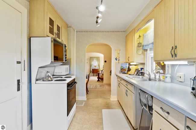 1037 E State St, House other with 2 bedrooms, 1 bathrooms and null parking in Traverse City MI | Image 13