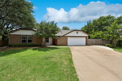 2206 Sexton Dr, Arlington, TX, 76015-3242 | Card Image