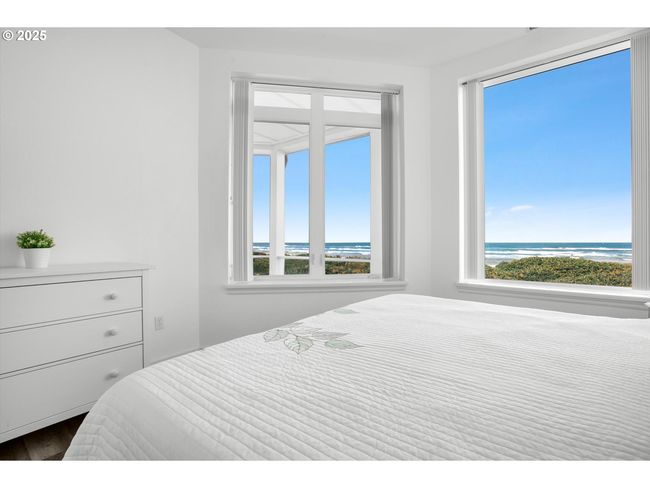 5852 Sw Cupola Dr, Condo with 2 bedrooms, 2 bathrooms and 1 parking in South Beach OR | Image 15
