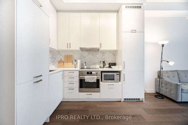 911 - 60 Honeycrisp Cres, Condo with 2 bedrooms, 1 bathrooms and null parking in Concord ON | Image 8