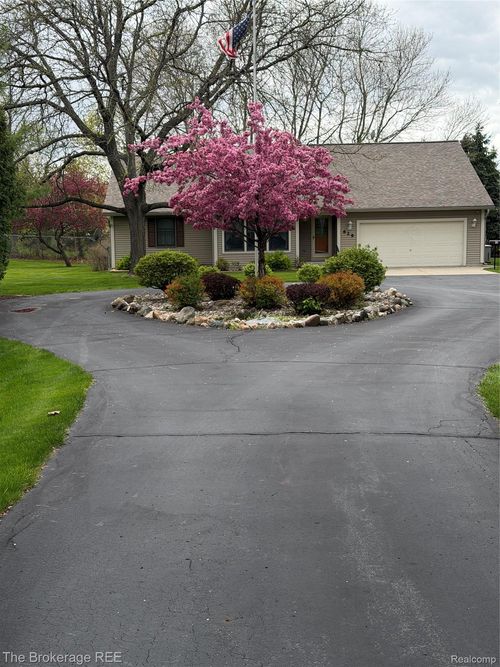 629 N Lapeer St, Davison, MI, 48423-1218 | Card Image