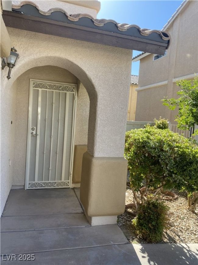 Entrance to property with stucco siding | Image 25
