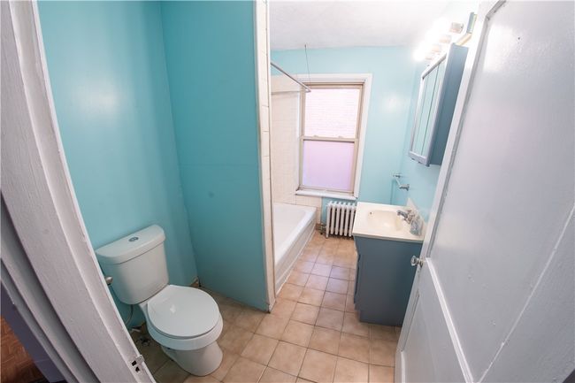 Floor 2 Bathroom | Image 14