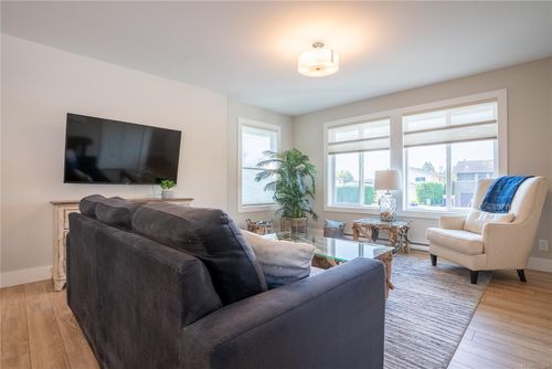 812 Mann Ave, Victoria, BC, V8Z3C4 | Card Image