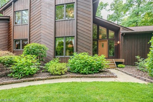 9731 Riverwood Ln, Chagrin Falls, OH, 44023-5140 | Card Image