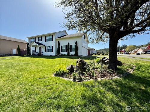 611 Andrews Ave, Cosmopolis, WA, 98537-3800 | Card Image