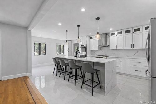 11 Brook Ln, Great Neck, NY, 11023-1906 | Card Image