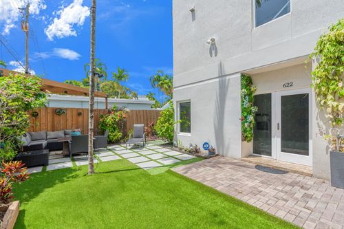 622 Ne 10th Ave, Fort Lauderdale, FL, 33304-4670 | Card Image