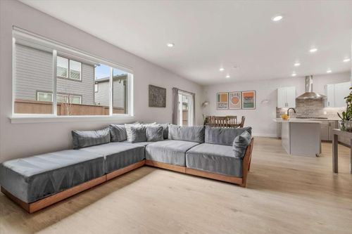21512 Se Etna Place, Bend, OR, 97702 | Card Image