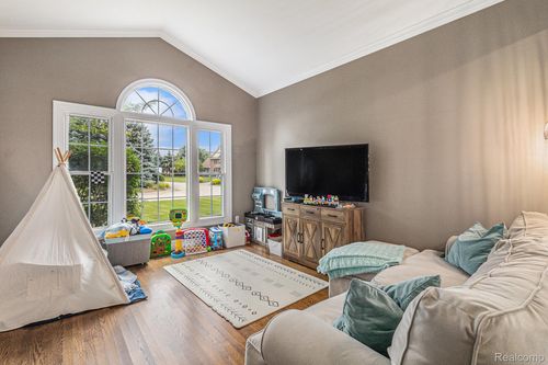 4093 Villager Dr, Lake Orion, MI, 48359-1885 | Card Image